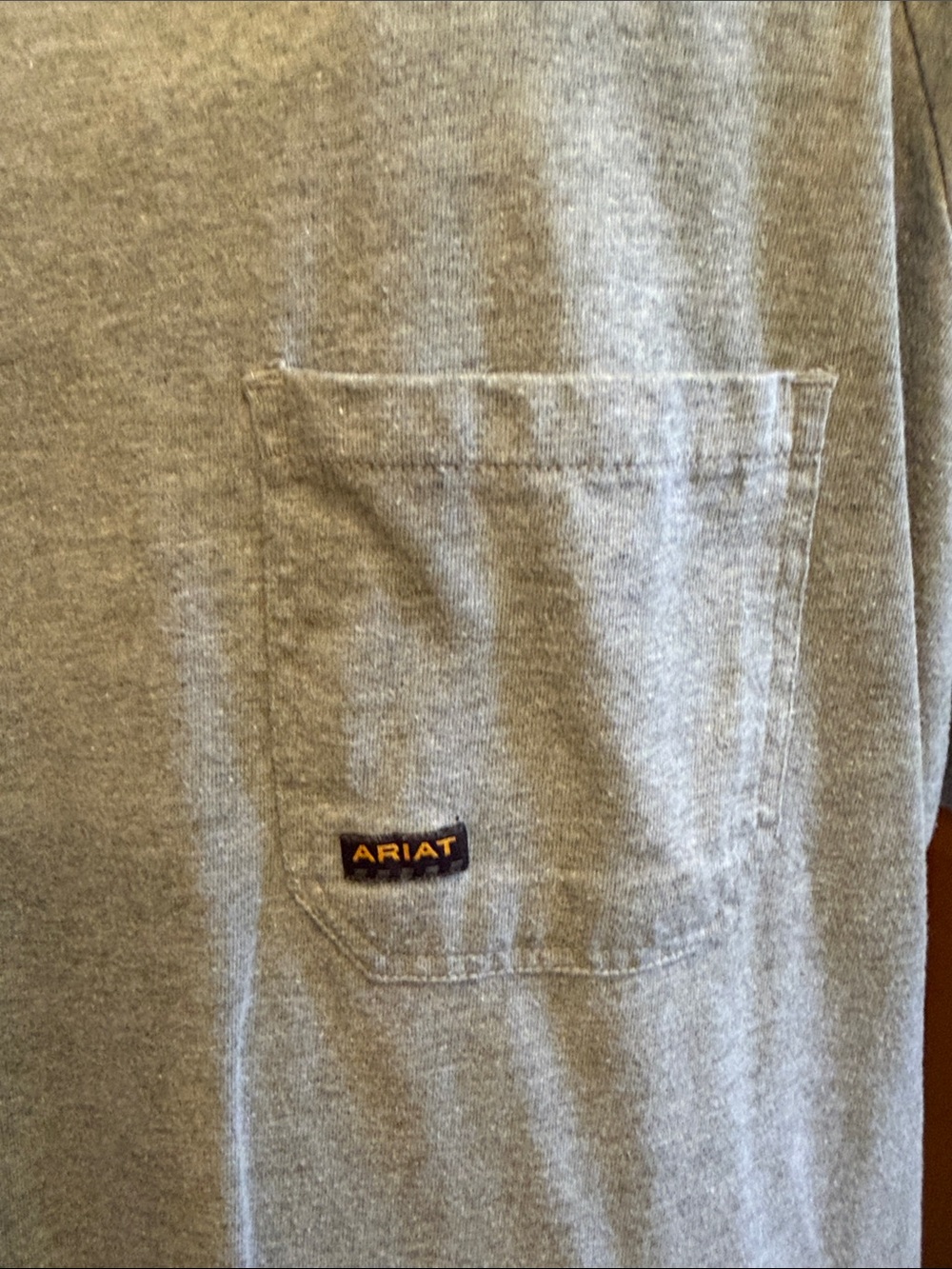 🎬🎬🎬BOGOHO🎬🎬🎬Ariat Short Sleeve Pocket Tee Bundle of 2 Gray & Maroon - Picture 4 of 10